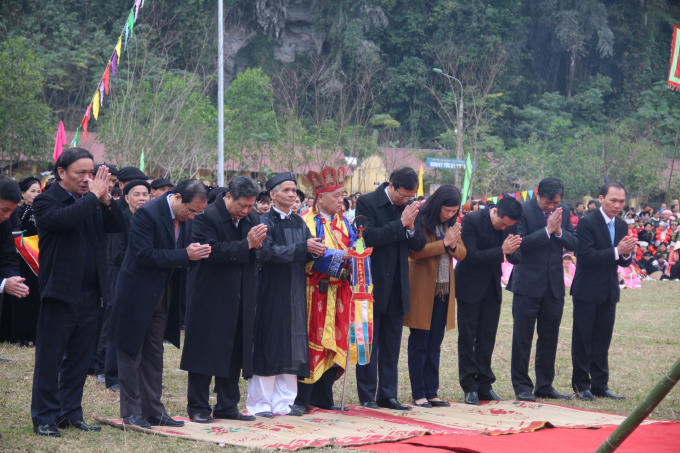 Lễ dâng hương của các vị lãnh đạo cầu cho quốc thái dân an, mưa thuận gió hòa, mùa màng bội thu.