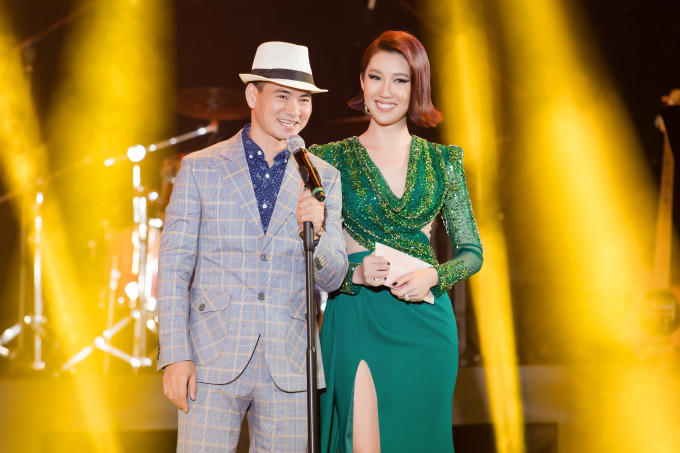 Nói về việc khoác tay, nắm tay, Thuý Ngân cho biết đó chỉ là hành đông thân thiết đơn thuần giữa hai anh em. Ngoài ra, Trung Dũng giúp Thuý Ngân dễ dàng di chuyển khi diện váy xẻ cao và mang giày cao gót. Cả hai đều có cuộc sống riêng nên hiện cũng cảm thấy thoải mái hơn khi xuất hiện trước công chúng.