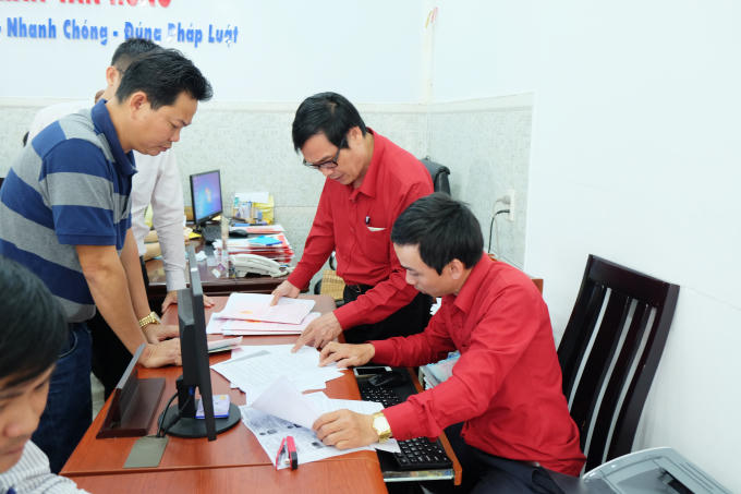 Khách hàng hữu ký chuyển nhượng Quyển sử dụng đất tại văn phòng công chứng.