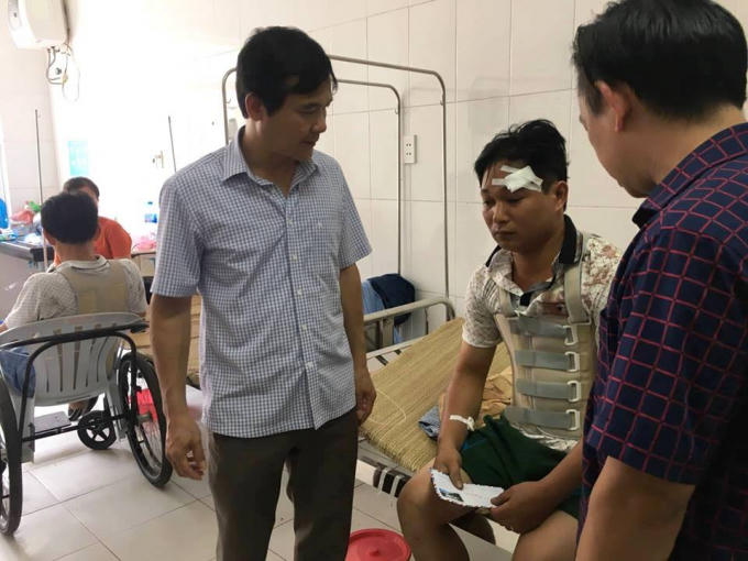 Vụ xe kh&aacute;ch rơi xuống vực tại Cao Bằng: Cẩu phương tiện bị nạn ra khỏi hiện trường để t&igrave;m kiếm nạn nh&acirc;n