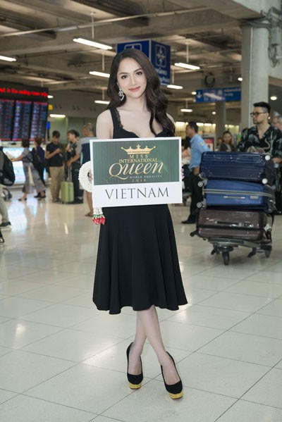 Thần thái rạng rỡ, xinh đẹp của đại diện người chuyển giới Việt Nam trong buổi đầu tiên hội ngộ thí sinh khi đặt chân đến Thái Lan.