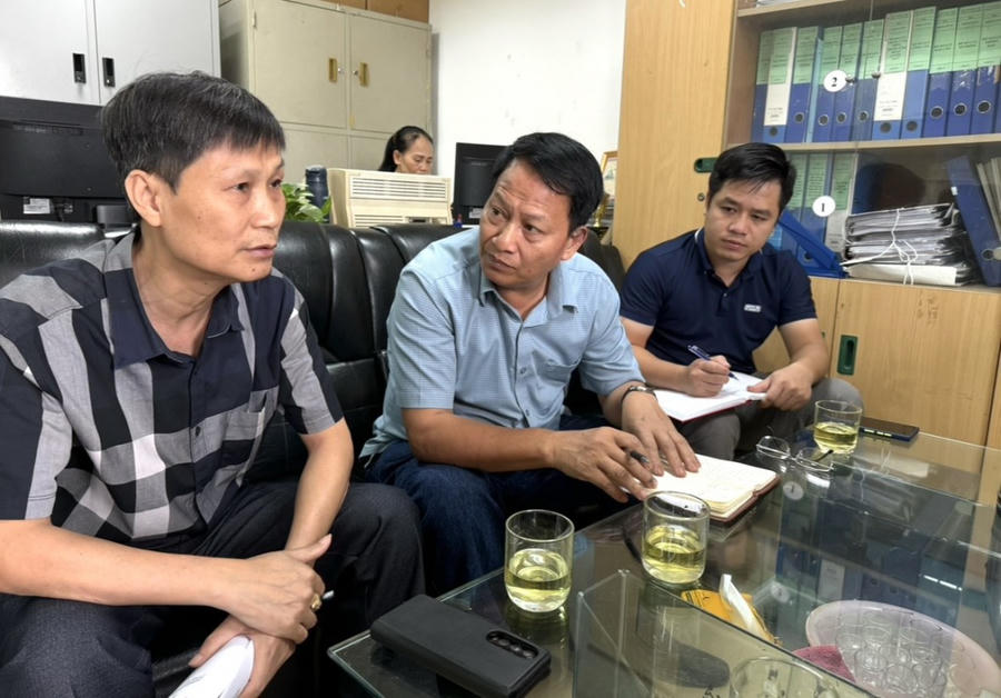 Ông Đăng Thanh Tùng, Trưởng phòng Quản lý thể dục, thể thao – Sở Văn hóa, thể thao tỉnh Lào Cai (áo kẻ) trao đổi với phóng viên