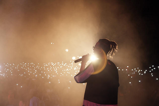 Hàng ngàn bạn trẻ có mặt tại đêm nhạc bật đèn flash để cùng nhau tạo nên một “bầu trời sao” huyền ảo, thả hồn vào những giai điệu âm nhạc.