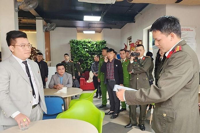 Cơ quan An ninh điều tra Công an thành phố Hà Nội thi hành lệnh khám xét trụ sở Công ty CP Triệu nụ cười của Hồ Quốc Thân.