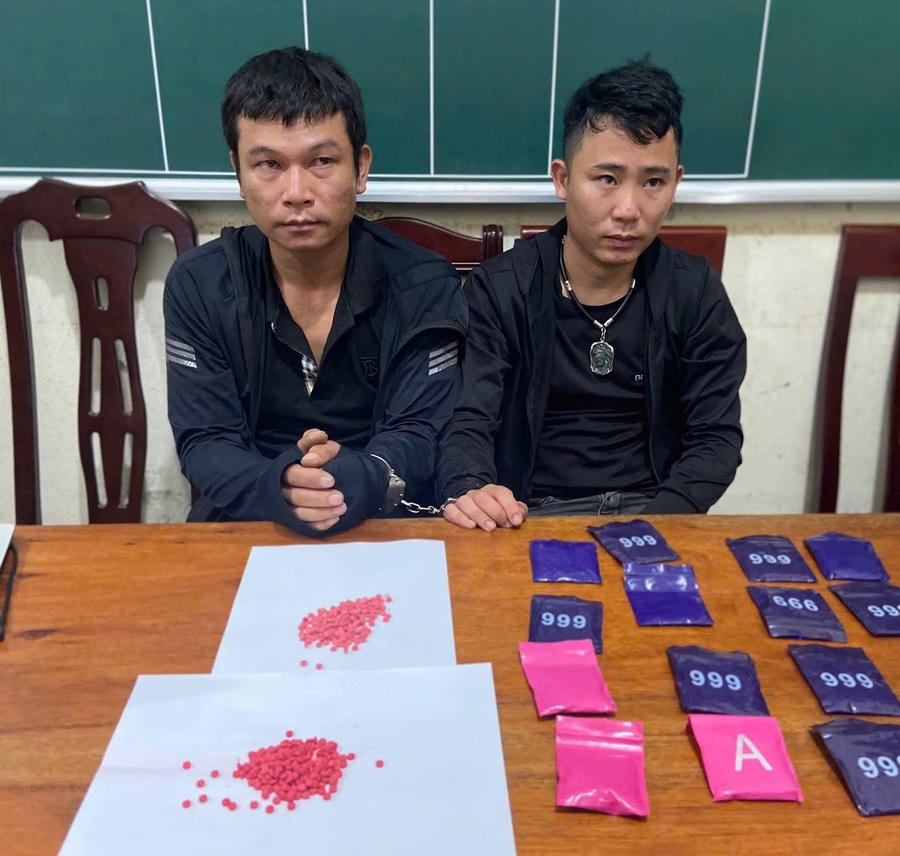 Đối tượng Huỳnh Văn Phương và Lê Văn Quyền cùng số ma túy bị thu giữ - Ảnh Công an Nghệ An.