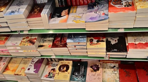 Trên các kệ sách trong nhà sách hiện nay, có thể thấy dòng sách ngôn tình chiếm hơn 50% kệ trưng bày của dòng sách văn học. Ảnh minh họa.