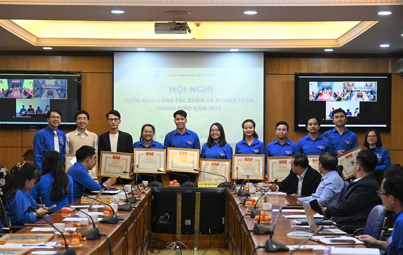 9951AC17-057B-40A3-BC9F-42FD2F711D61.