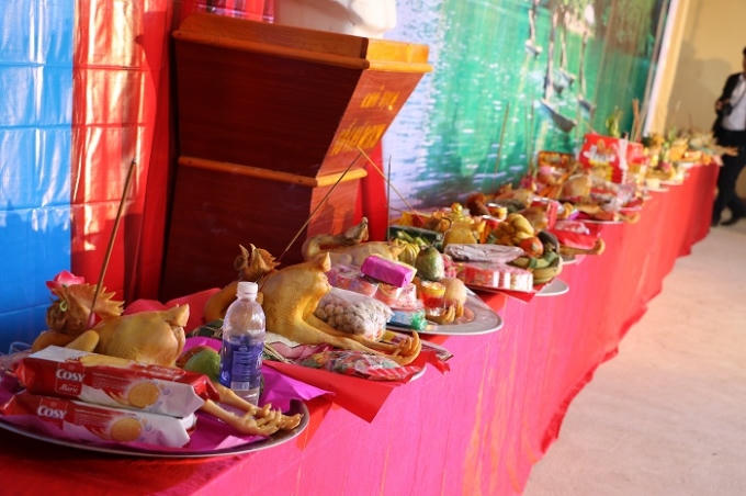 Tất cả những mâm cỗ sau khi đã được đại diện Đảng bộ, chính quyền nhân dân các dân tộc huyện Ba Bể (Bắc Kạn) thành kính dâng lên.  Ảnh: Trung Du.