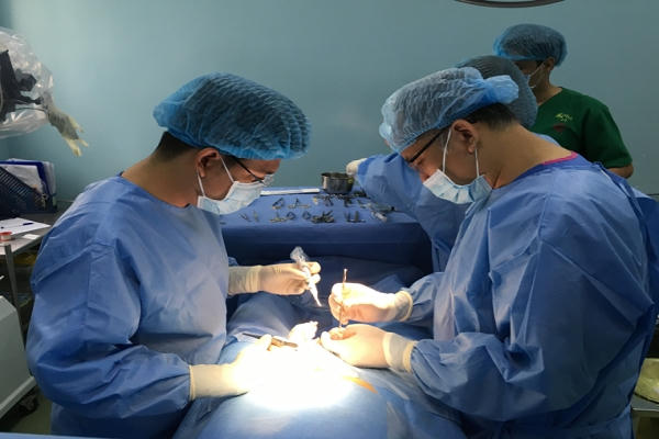 Các bác sĩ Bệnh viện Bình Dân (TP.HCM) tiến hành phẫu thuật dương vật cho bệnh nhân N.H.