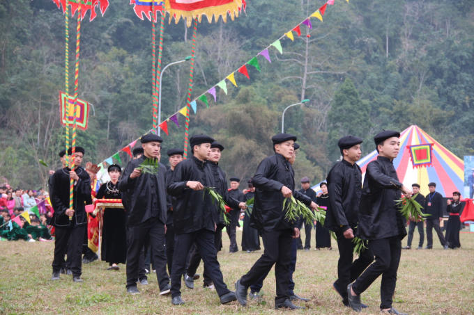 Sau đó các mâm tồng được rước từ Đền Pú Bảo đến đàn tế.