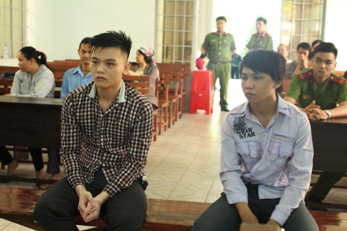 Hai bị cáo trước vành móng ngựa.