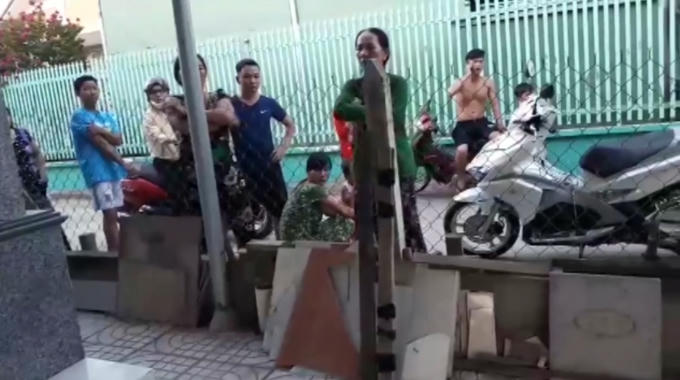 Nhiều người d&acirc;n hiếu kỳ theo d&otilde;i khu vực ph&ograve;ng trọ nơi xảy ra vụ việc (Ảnh: H&agrave; Bắc)