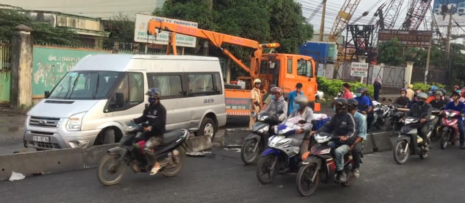 Xe cứu hộ được điều động tới để hỗ trợ nâng xe lên.