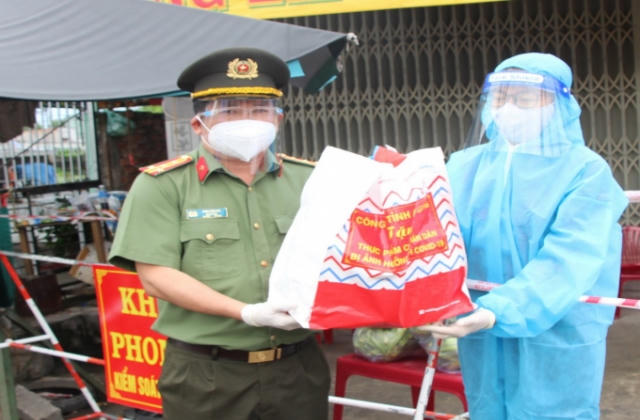 Những món quà bất ngờ lan tỏa niềm tin chống dịch