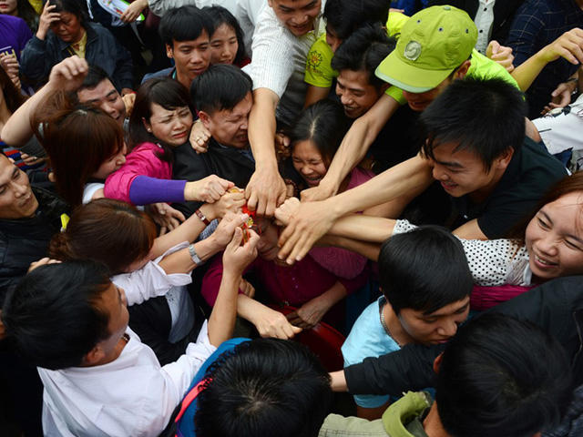 Cảnh xô đẩy cướp lộc. Ảnh: TTVH.