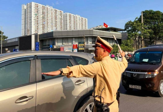 CSGT phân luồng cho phương tiện tham gia giao thông di chuyển trên đường