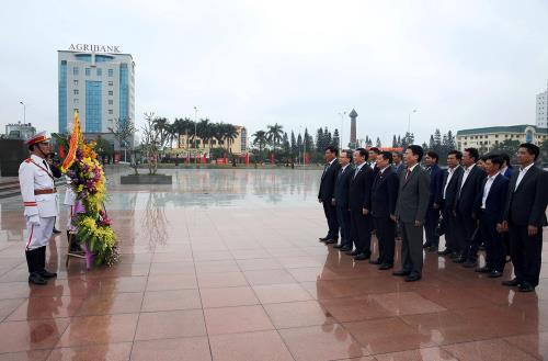 Phó Thủ tướng Vương Đình Huệ cùng các lãnh đạo tỉnh Hưng Yên dâng hoa, tưởng nhớ cố Tổng Bí thư Nguyễn Văn Linh. (Nguồn: Báo Chính phủ)