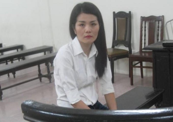 "Má mì" trang điểm son phấn bắt mặt trước vành móng ngựa.