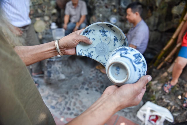 Theo ông Trường gắn bát đĩa lên tường, cổng, non bộ... là cách để ông gìn giữ và bảo vệ những cổ vật mà cha ông để lại và đây cũng là cách ông chơi đồ cổ.