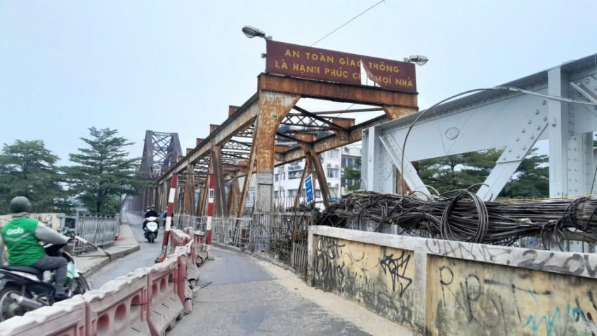 Khởi công từ năm 1899 và hoàn thành năm 1902. Đến nay hơn 100 năm tồn tại, cầu Long Biên đã xuống cấp, có những hạng mục xuống cấp nghiêm trọng.