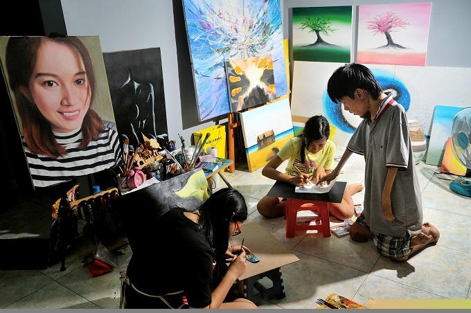 Châu hướng dẫn các em nhỏ học vẽ.