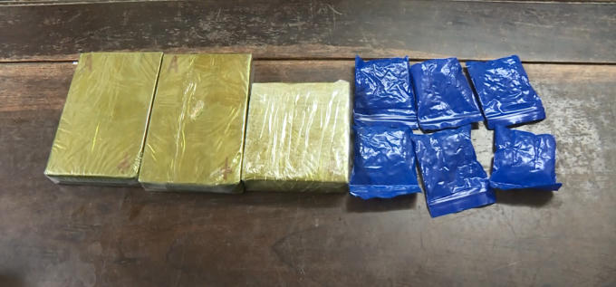 03 bánh heroin và gần 1200 viên hồng phiến bị cơ quan công an thu giữ