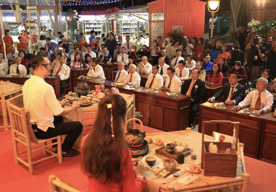 Buổi thưởng trà trong không gian trà đạo với chủ đề “Trà Việt kết nối sức khoẻ đến yêu thương”.