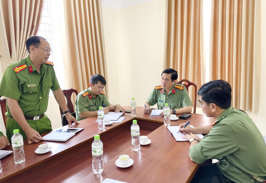 Thượng tá Đặng Ngọc Triệu - Trưởng Công an phường An Xuyên, báo cáo với Giám đốc Công an tỉnh về tình hình, kết quả vận hành bộ máy Công an phường sau 02 tuần sáp nhập đơn vị hành chính.