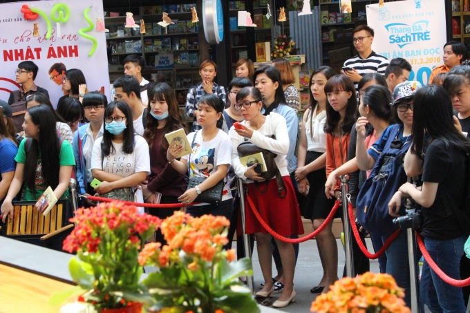 Fan của Thanh Duy đứng xếp hàng để nghe thần tượng chia sẻ về cuốn sách đầu tay (Ảnh: Phạm Thịnh)