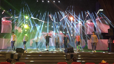 Chiều ngày 17/11, tại Cung văn hóa Hữu Nghị Việt Xô, để chuẩn bị cho live show diễn ra lúc 20h cùng ngày, Mr Đàm đã dành nhiều thời gian tập duyệt các ca khúc cùng ca sĩ Hồ Ngọc Hà, Lệ Quyên, Vicky Nhung, Phượng Vũ… sẽ diễn trong đêm nhạc mang tựa đề “Người Tình Mùa Đông”. Ảnh: Ma Loan.
