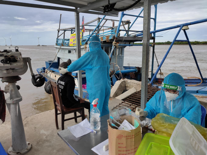 Kiểm soát và test nhanh ngư phủ trước khi ra biển.