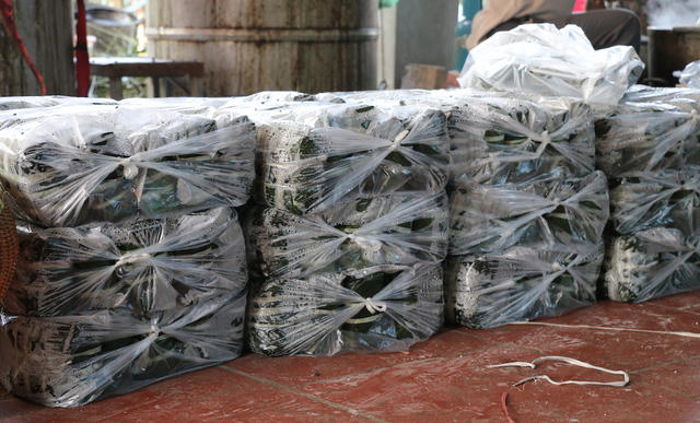 Ng&agrave;y thường, mỗi chiếc b&aacute;nh b&aacute;n ra c&oacute; gi&aacute; 30.000 &ndash; 40.000 đồng. B&aacute;nh tết sẽ được l&agrave;m to hơn, kh&acirc;u chọn l&aacute; v&agrave; d&acirc;y gi&agrave;ng cũng kỹ hơn v&agrave; l&uacute;c n&agrave;y gi&aacute; nh&acirc;n c&ocirc;ng cũng cao hơn n&ecirc;n gi&aacute; mỗi chiếc b&aacute;nh sẽ tăng hơn ch&uacute;t &iacute;t, từ 45.000 &ndash; 60.000 đồng.