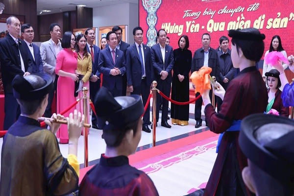 Các đại biểu tham quan không gian trình diễn di sản văn hóa phi vật thể.