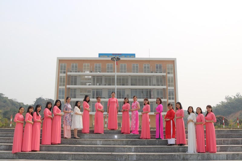 Chị em Trường Trung cấp Luật Tây Bắc