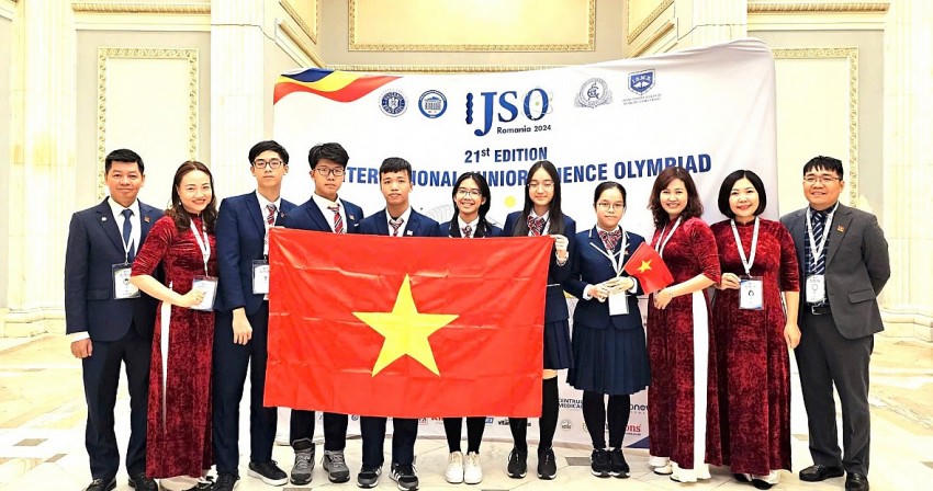 Hai học sinh thuộc trường Trung học cơ sở - Trung học phổ thông Newton (vị trí thứ 3 và thứ 6) giành Huy chương Bạc trong kỳ thi Olympic khoa học trẻ quốc tế năm 2024. (Ảnh: HNM).