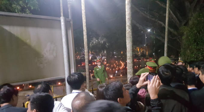 Rất đông các đại biểu được thiết lập ngoài hàng rào.