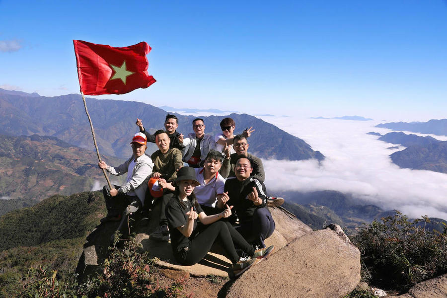 Cố nhà báo Hà Sơn Bình (ngoài cùng hàng hai bên phải) cùng các đồng nghiệp trong chuyến đi khảo sát cho sự kiện “Bước chân trên mây” mùa thứ nhất.
