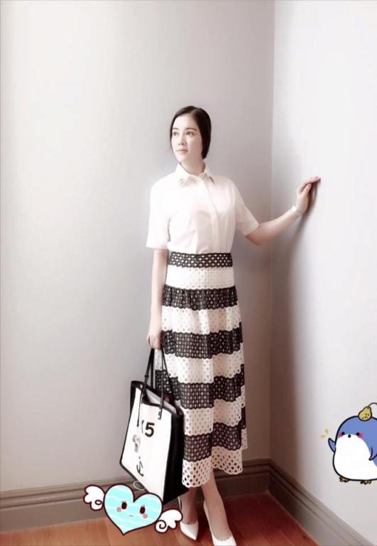 Dường như thời gian không lấy đi được nhan sắc của cô.
