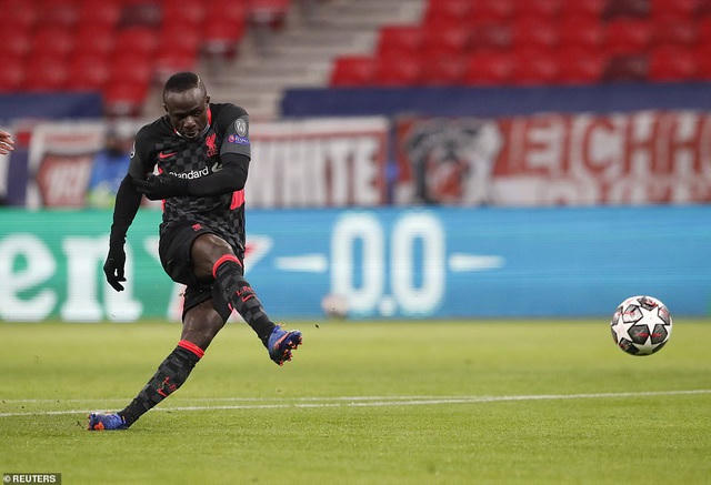 Sadio Mane cũng nhận được món quà tương tự ở phút 58