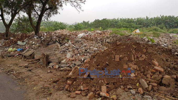 Hàng trăm tấn phế thải vật liệu xây dựng được đổ tại ven đường Yên Thường xã Yên Thường, Gia Lâm, Hà Nội.