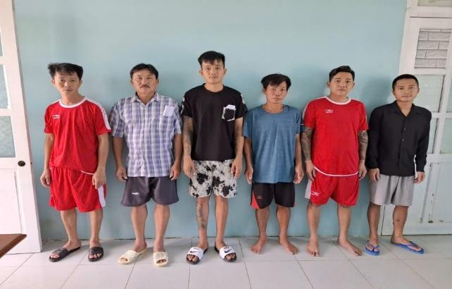 Các bị can Bùi Chí Linh, Trịnh Văn Sơn, Nguyễn Văn Đô, Phạm Văn Tú, Võ Văn Trưỡng, Huỳnh Văn Năm (từ trái qua)
