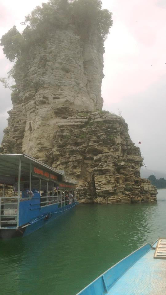 Nhìn rất giống phong cảnh ở Hạ Long.