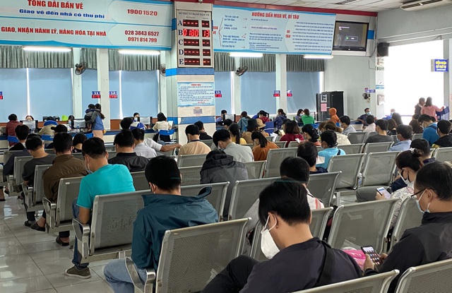Một số địa phương người dân lo ngại dịch Covid-19 nên đã đến các bến xe, nhà ga trả vé. (Ảnh: Quốc Anh).