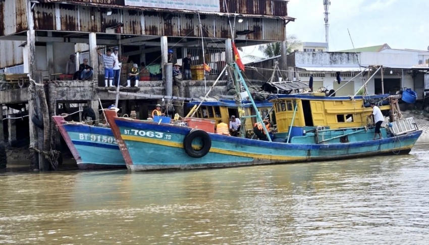 Hai tàu cá BT 7063-TS và BT 91502-TS tàng trữ kích điện để khai thác thủy sản trái phép.