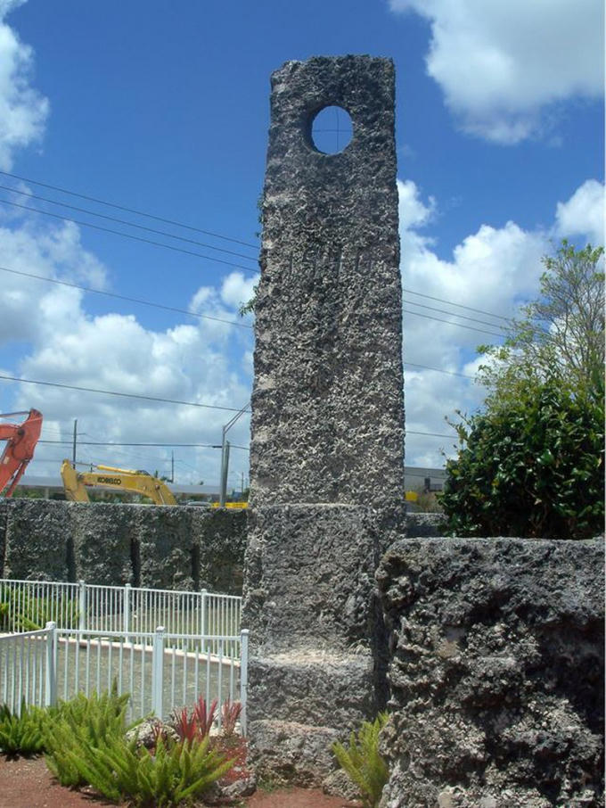 Cột đá thiên văn cao 7,6m.