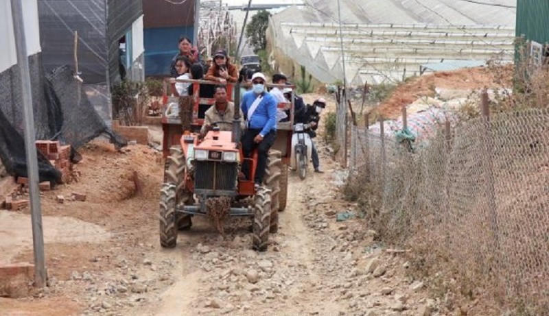 Nhiều phương tiện tranh thủ đưa đón khách, bất chấp nguy hiểm 