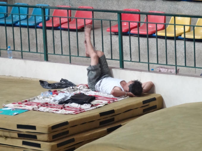 Mệt mỏi với thời gian 3 tiếng đợi con làm bài thi, người đàn ông này, quyết định "ngả lưng" để lấy lại tinh thần.