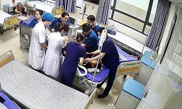 Y bác sĩ nỗ lực cấp cứu cho bệnh nhi bị sốc phản vệ.
