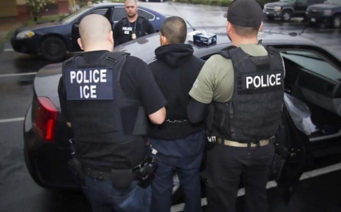 Một người nhập cư trái phép bị cảnh sát bắt giữ ở Los Angeles, California, Mỹ. (Ảnh: AFP)