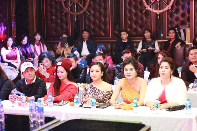 Đông đảo các nhà báo, phóng viên cùng các anh chị em nghệ sỹ đến tham dự.